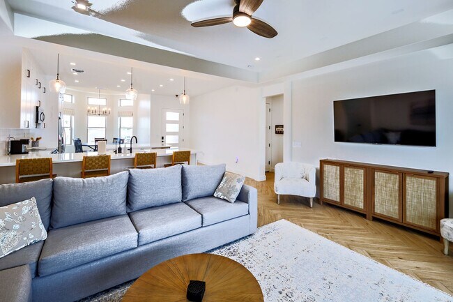 Building Photo - Winter 23/24 Furnished Rental - November t...