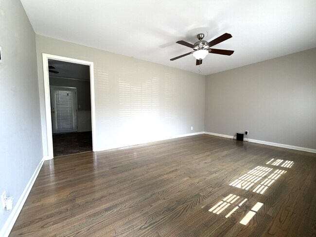 Building Photo - "Charming 3-Bed Home with Beautiful Hardwood Floors on Euclid Road!"