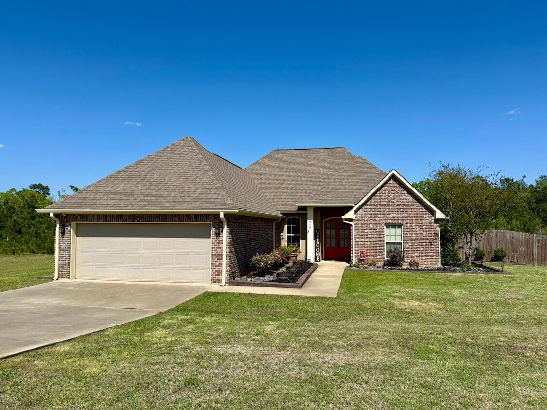 Foto principal - 4 bedroom, 2 bath house on 1 acre, 10 minu...