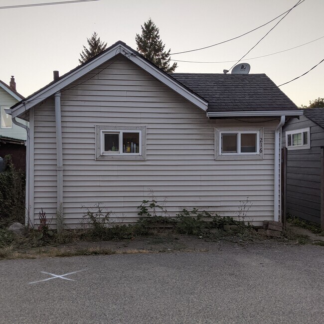 Building Photo - 216 Tyler Ln