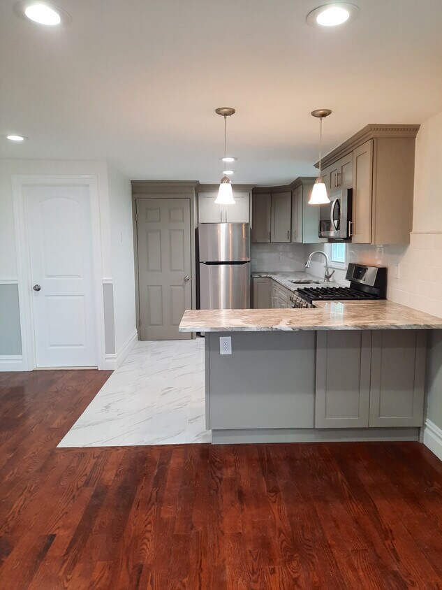 Modern kitchen - 65 Washburn St