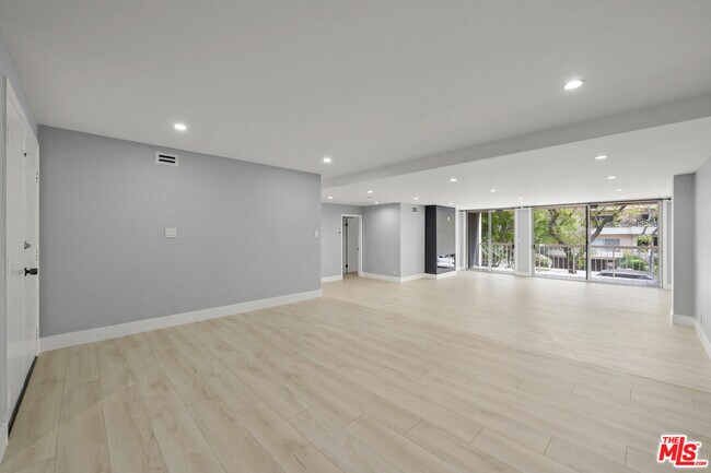 Building Photo - 441 N Oakhurst Dr
