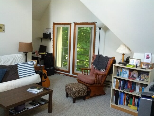 Living room - 3120 N Cambridge Ave