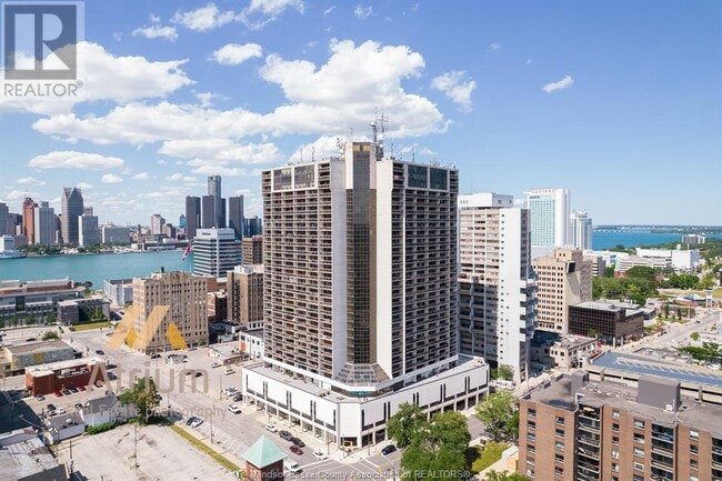 Photo du bâtiment - 150 Park St W
