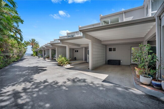 Foto del edificio - 6011 N Bayshore Dr