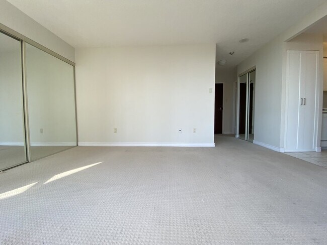 Building Photo - 1055 Bay St.