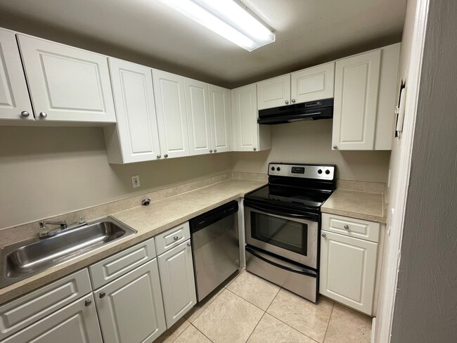 Building Photo - 1br/1ba Carrington Park Condo with Stainle...