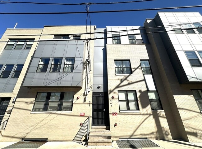 Building Photo - Stunning 2-Bed/2-Bath Condo with Private Rooftop Deck in Fishtown! Available NOW!