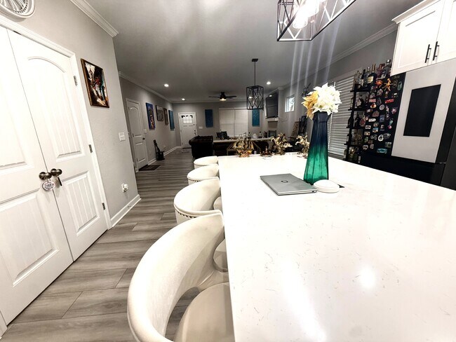 Building Photo - 1614 Hawthorne Dr