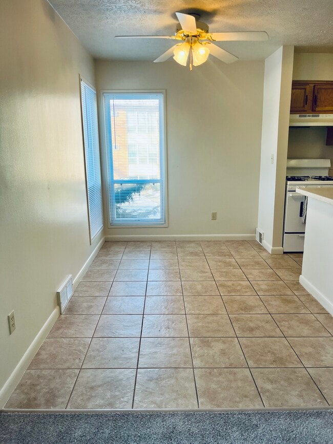 2633-8 Dining Room - Chamberlain and Lawnfair Apartments