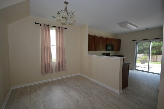 Foto del edificio - 136 Hamilton Grove Dr