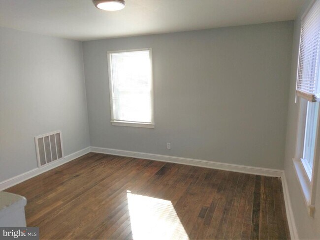 Building Photo - 349 Delaware Cir