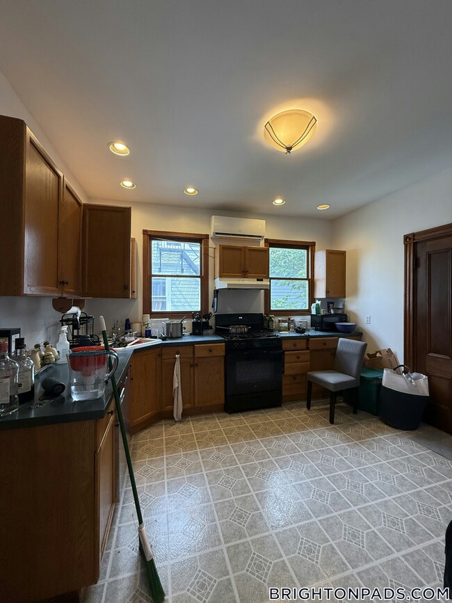 Building Photo - 32 Etna St