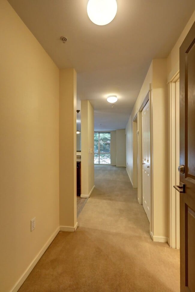 Building Photo - Downtown Bellevue One Bedroom One Bath Con...