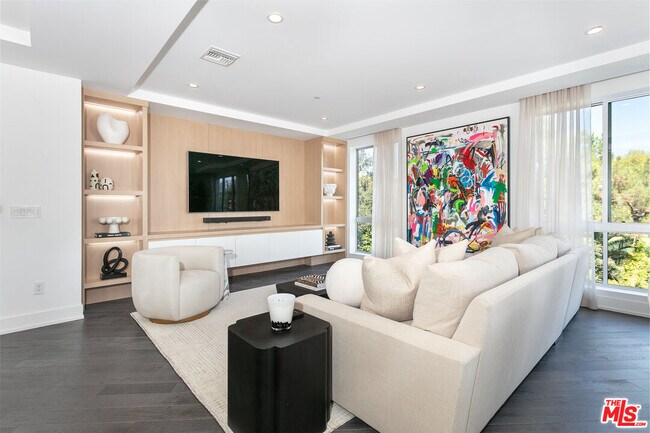Foto del edificio - 460 N Palm Dr