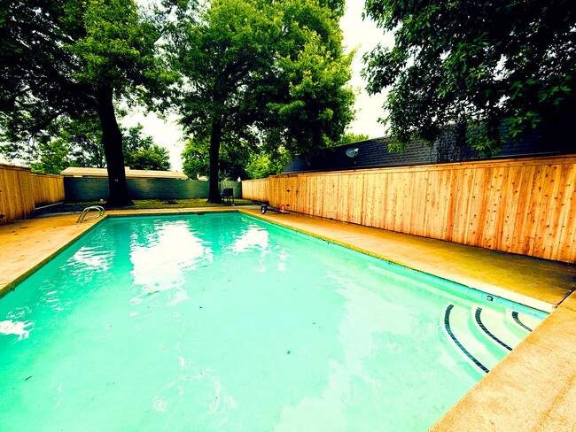 Building Photo - Midtown Quadplex with Pool- 3 bed, 2 bath
