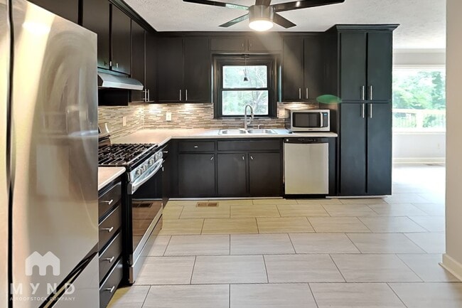 Building Photo - 4915 Willow Ln