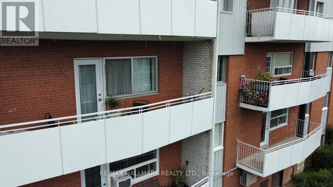 Photo du bâtiment - 2485-2485 Woking Crescent