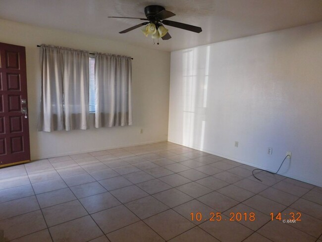 Building Photo - Place 924 W Perdew Ave