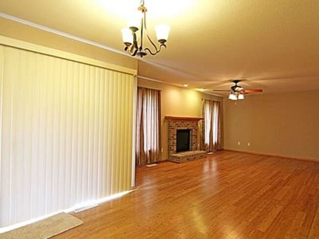 Building Photo - Great NE location -  4 bedroom 2.5 bath with attached 2 stall garage. Close to shopping & restaur...