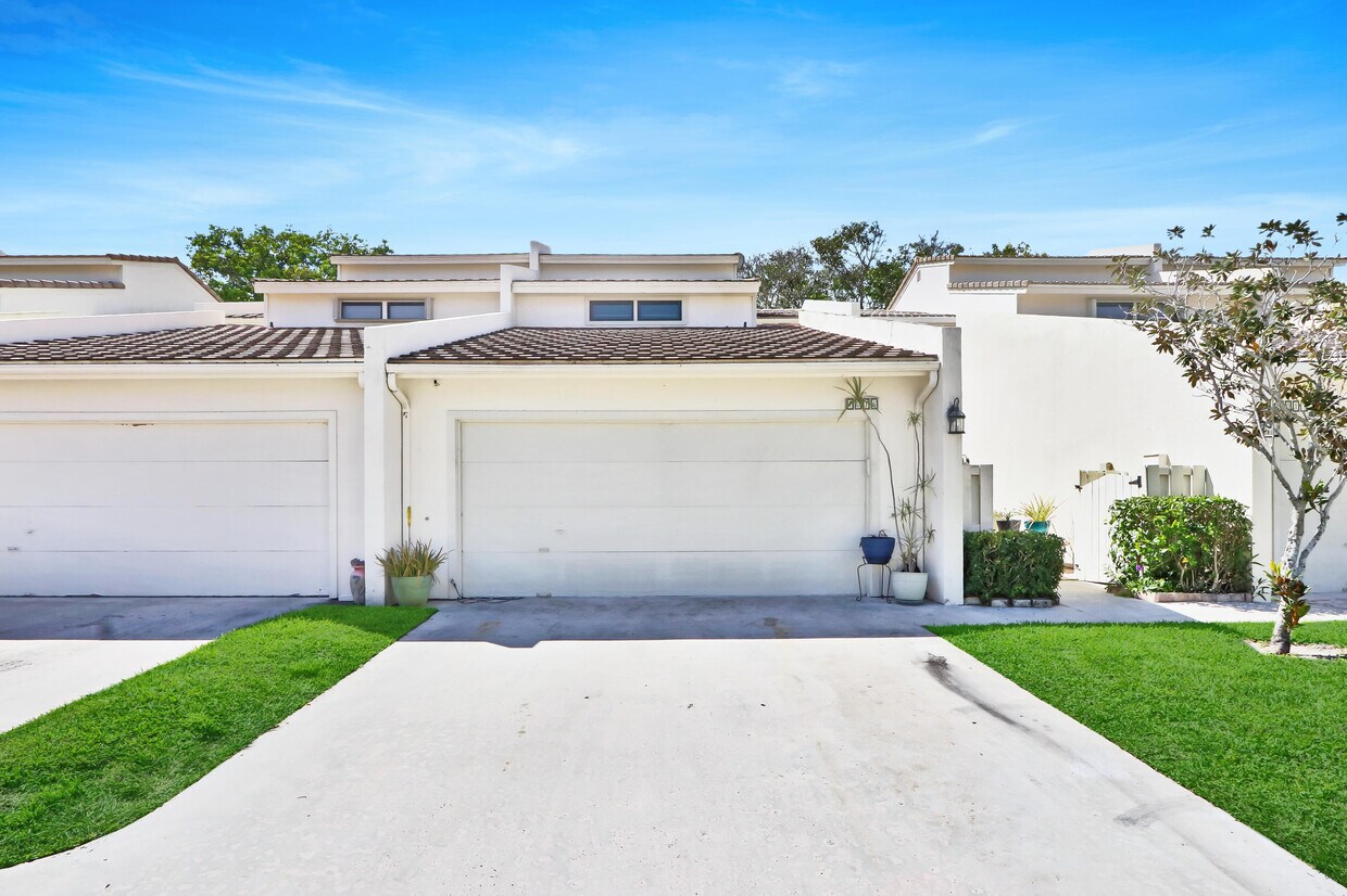 Primary Photo - 7016 Edgemere Terrace