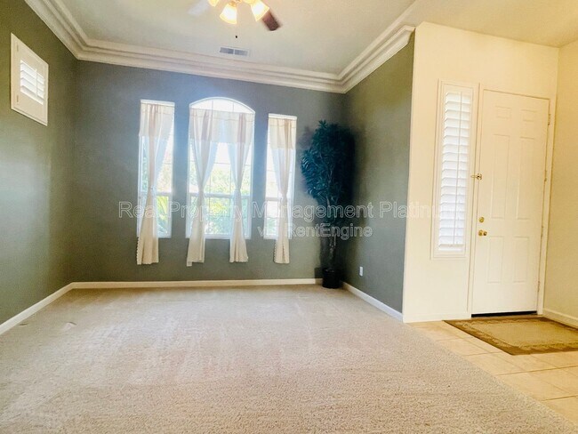 Foto del edificio - 2450 Magill Ave