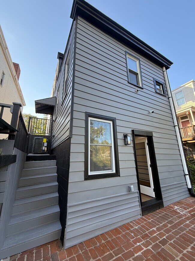 CASA TRASERA - 924 McPherson Ave