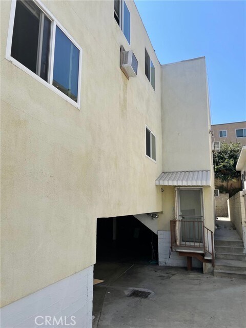 Primary Photo - 755 Yale St
