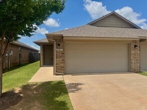 Building Photo - 2501 Northcreek Ln
