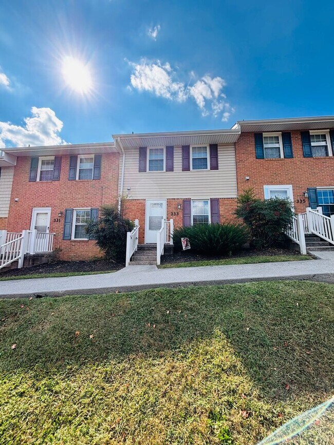 2 Bedroom, 1.5 Bath Townhouse - 2 Bedroom, 1.5 Bath Townhouse