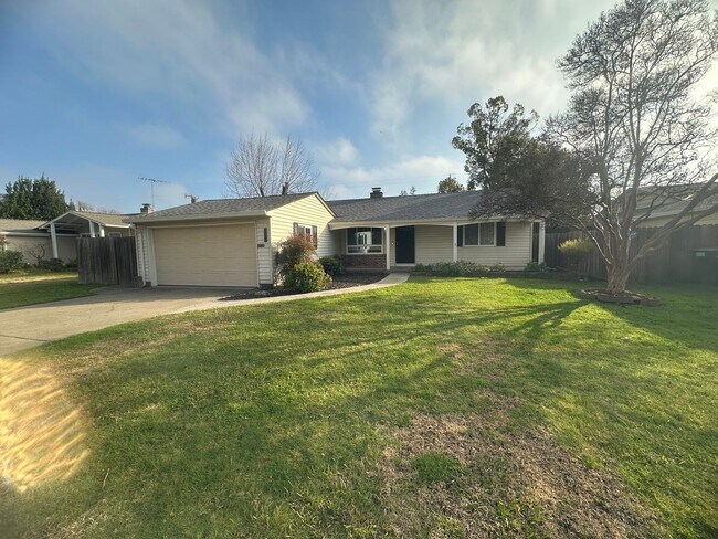 Foto del edificio - 3 Bedroom 2 Bathroom Home with Yard