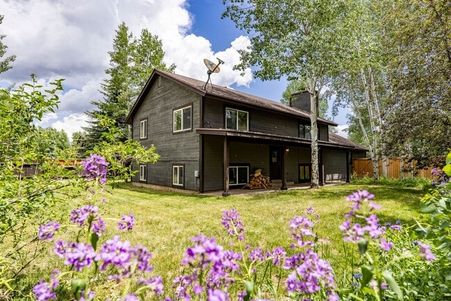 Building Photo - Tranquil Park Meadows Escape with Large Pr...