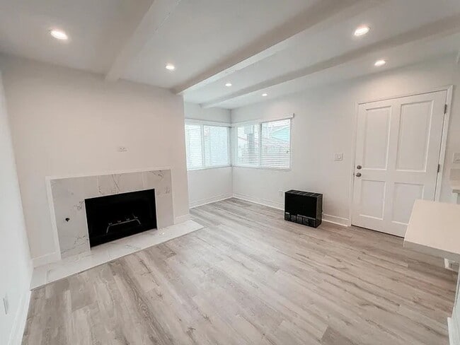 Building Photo - Luxury 1  Bedroom Ocean View Apartment wal...