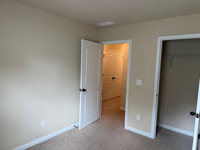 Building Photo - 213 Camellia Ct