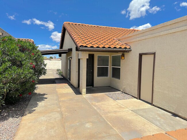 Foto del edificio - 2208 E Farmdale Ave