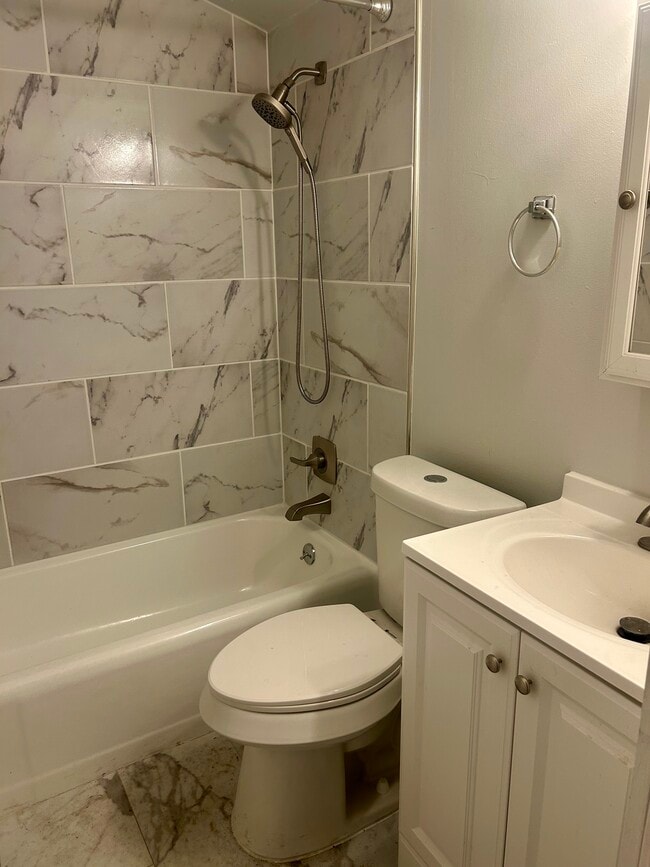 1er baño completo - 208 N Normal St