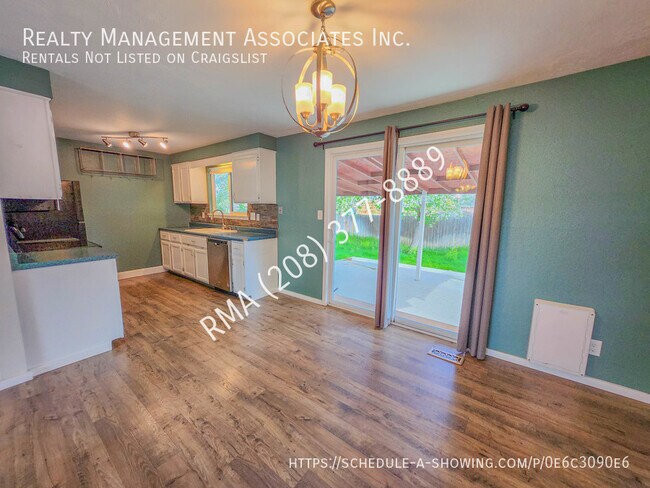 Building Photo - Centrally Located 2 Bedroom House with Office