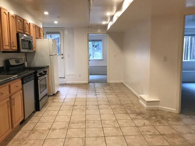 Building Photo - 423 33rd Ave
