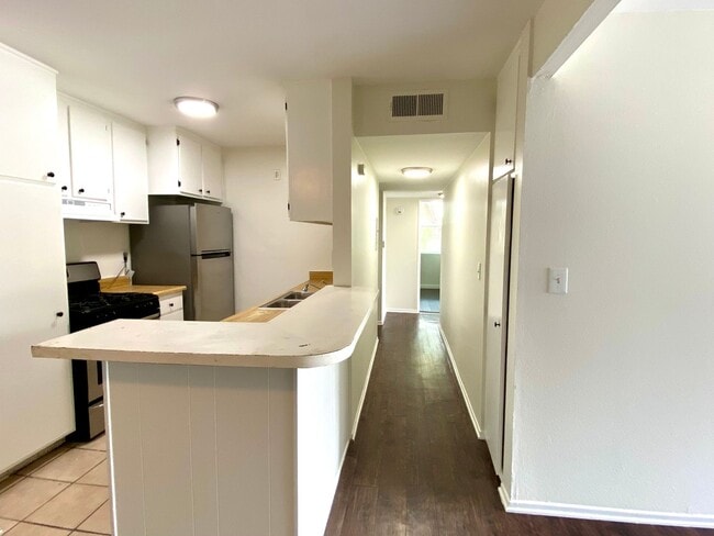 Foto del edificio - Charming 3 bed 2 bath condo in Tarzana
