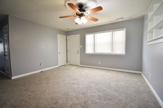 Building Photo - 3 Bedroom 1.5 Bathroom- Pets Okay