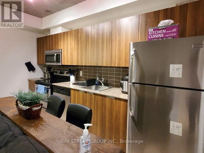 Photo du bâtiment - 400 Wellington St W