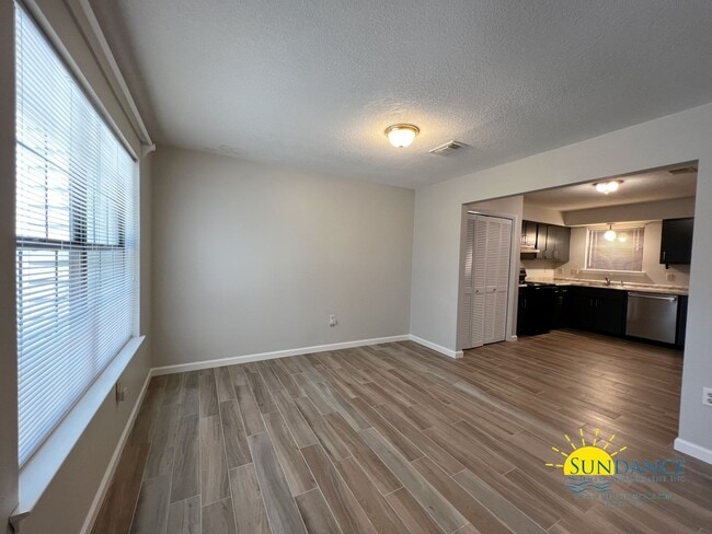 Building Photo - Move-in ready 2 Story Townhouse in Crestview!