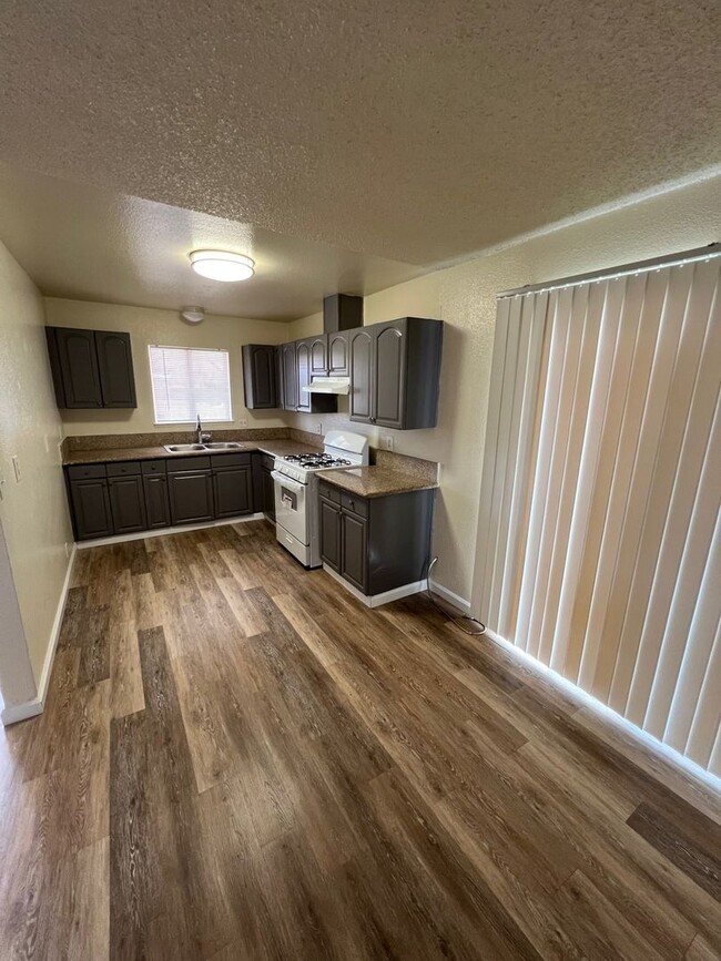 Foto del edificio - Adelanto Family Neighborhood! $2,100 3 Bed...