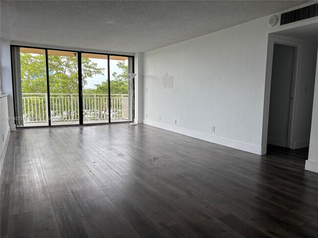Foto del edificio - 2450 NE 135th St