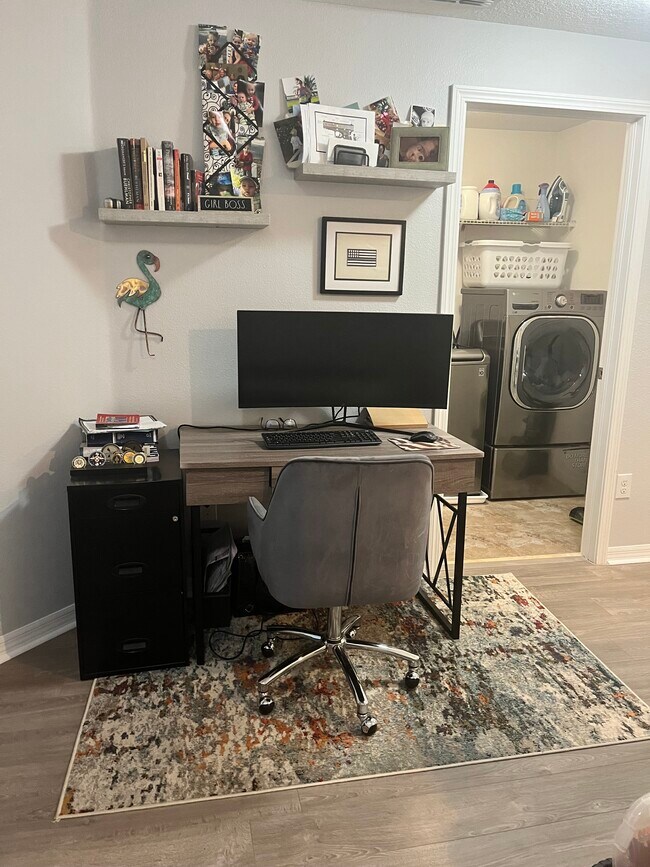 Foto del edificio - 2819 Lantern Hill Ave