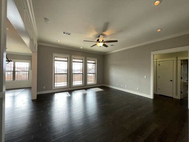 Building Photo - 202 Crestwood Ln