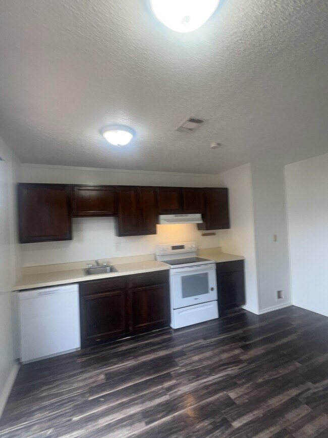 Foto del edificio - 2 bedroom duplex! located in the heart of ...