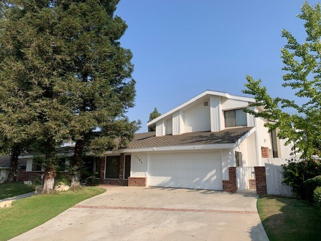 Primary Photo - Beautiful 4 Bedrooms Home Pool & Gardening...