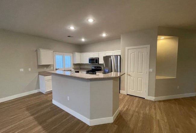 Building Photo - 4463 El Presidio Dr