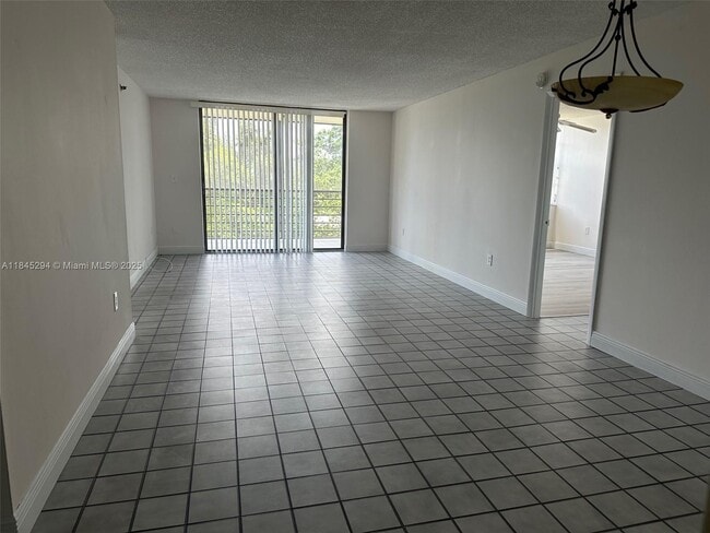 Building Photo - 1100 St Charles Pl